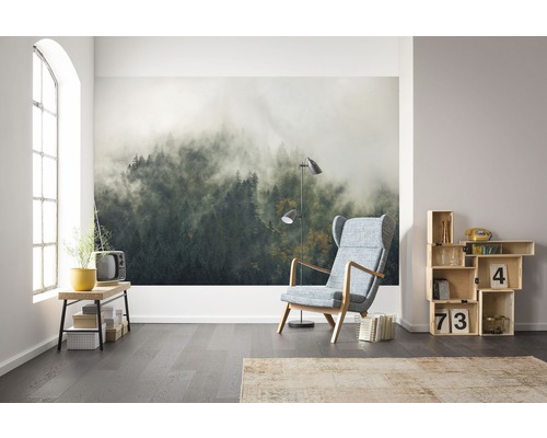 Wohnraum mit Fototapete, Sessel, Stehlampe und Holzregal