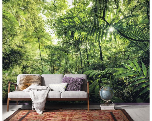 Wohnzimmer mit Dschungel Fototapete, Sofa, Globus und Teppich für ein tropisches Ambiente