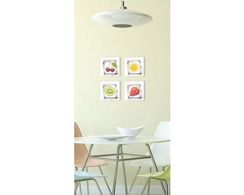 Esszimmer mit Esstisch, Stühlen und Wanddekoration mit Früchtemotiven