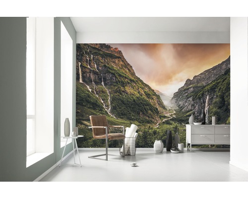 Helles Zimmer mit Fototapete eines grünen Berges mit Wasserfällen