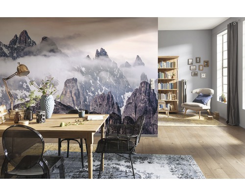 Wohnzimmer mit Fototapete Berglandschaft, Esstisch und Bücherregal