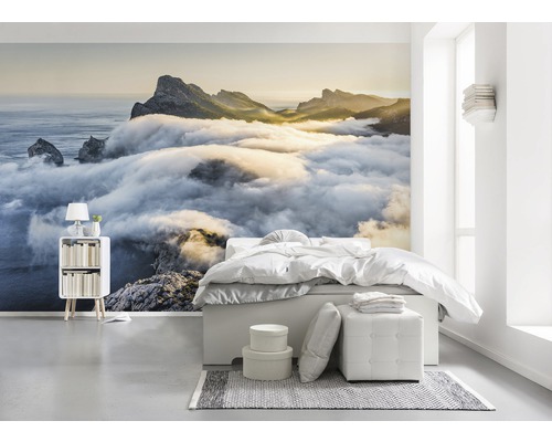 Schlafzimmer mit Fototapete Berglandschaft im Nebel