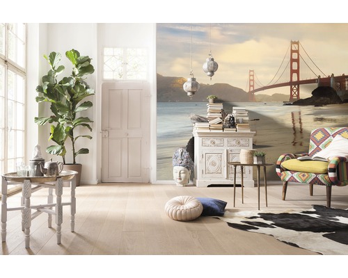 Wohnzimmer mit Fototapete, Zimmerpflanze, Sessel, Teppich und Beistelltischen