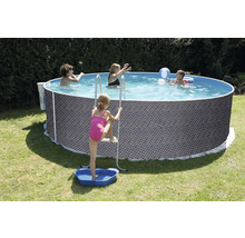 Aufstellpool mit Poolleiter und spielenden Kindern im Garten