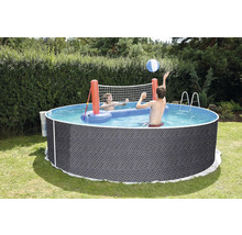 Rundes Schwimmbecken mit spielenden Personen und aufblasbarem Volleyballnetz im Garten