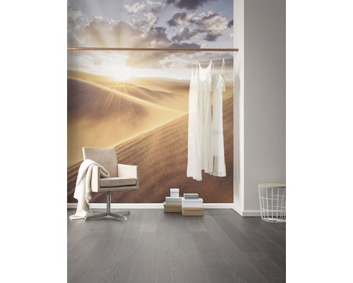 Helles Zimmer mit Wüstentapete, Stuhl und Holzboden