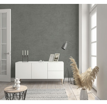Wohnzimmer mit grauer Struktur-Tapete, weißem Sideboard und dekorativen Elementen