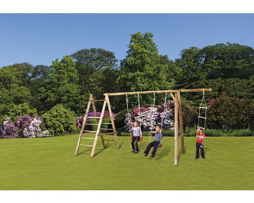 Kinderspielplatz mit Schaukel, Leiter und Kletterseil im Garten