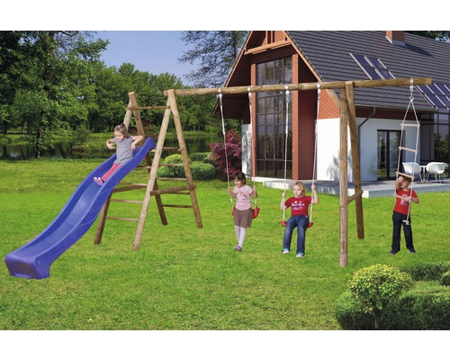 Spielplatz mit Rutsche, Schaukeln und Kletterleiter für Kinder im Garten.