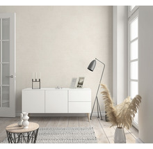 Modernes Wohnzimmer mit Sideboard, Stehlampe und dekorativen Elementen