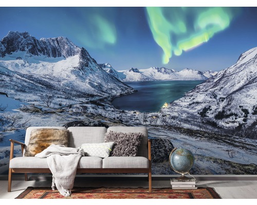 Tapete mit Berglandschaft, See und Polarlicht hinter einem Sofa