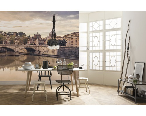 Wohnraum mit Fototapete, Esstisch und Stühlen