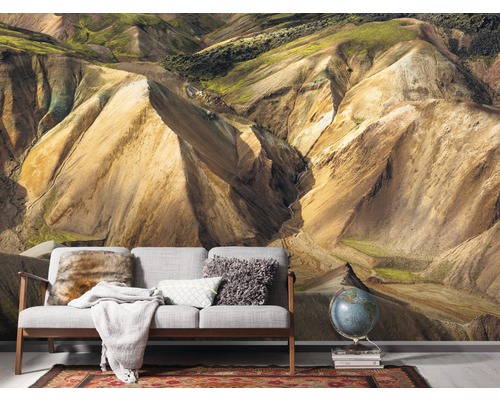 Fototapete mit Berglandschaft hinter einem Wohnzimmer mit Sofa