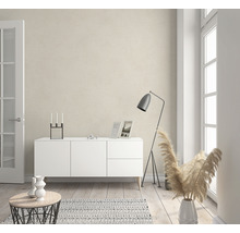 Wohnzimmer mit weißen Möbeln, Stehlampe und Dekoration
