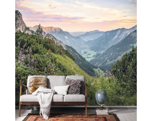 Fototapete mit Berglandschaftsmotiv hinter einer Couch