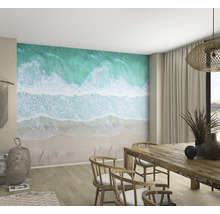 Helles Esszimmer mit Fototapete mit Strand- und Meeresmotiv, Holztisch und Stühlen