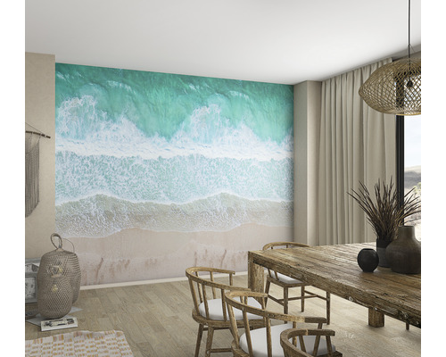 Helles Esszimmer mit Fototapete mit Strand- und Meeresmotiv, Holztisch und Stühlen