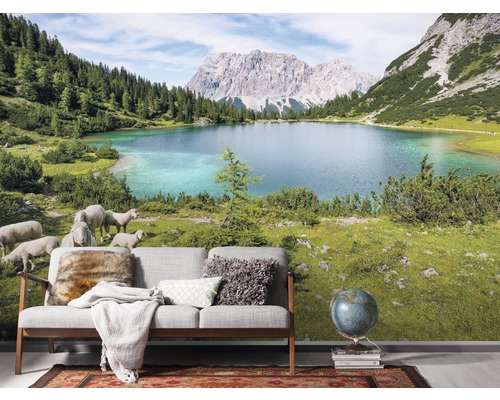 Fototapete mit einem Bergsee und Schafen