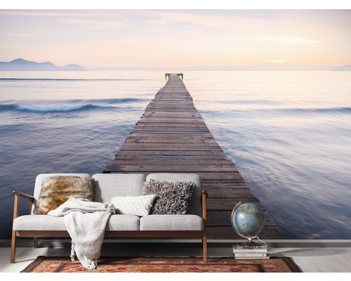 Dekoratives Wandbild mit einem Steg über dem Meer in einem Wohnzimmer
