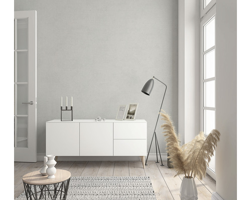 Wohnzimmer mit weißem Sideboard, Stehlampe und Dekoration