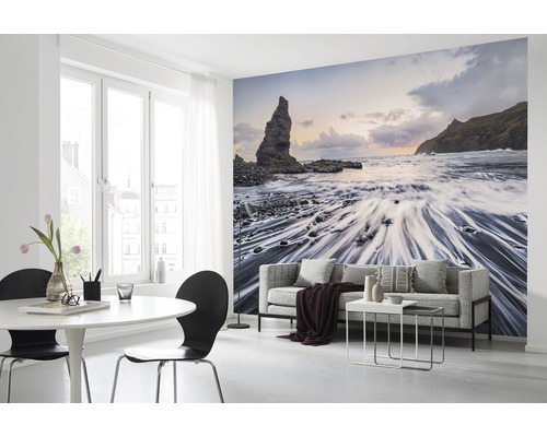 Wohnzimmer mit Fototapete einer Küstenlandschaft mit Felsen und Meer