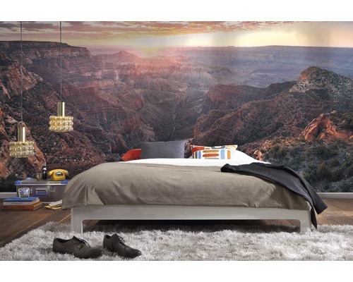 Schlafzimmer mit Fototapete eines Canyons, Bett und Teppich