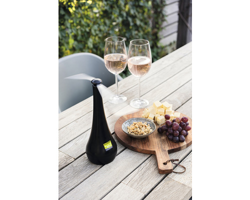 Tisch mit Speisen, Getränken und einem Fliegenvertreiber