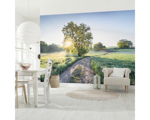 Wohnraum mit Fototapete einer Landschaft mit Baum und Weg