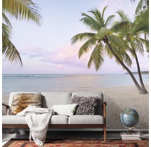 Wohnraum mit Fototapete Strandmotiv, Sofa und Dekorationen