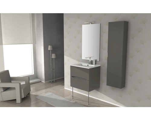Modernes Badezimmer mit Waschbeckenunterschrank, Spiegel und Hochschrank