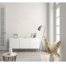 Heller Wohnraum mit Kommode, Stehlampe und Dekoration