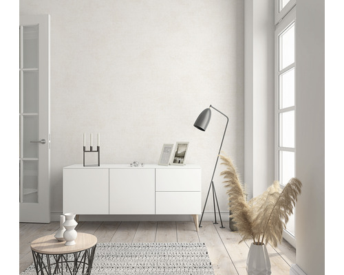 Heller Wohnraum mit Kommode, Stehlampe und Dekoration