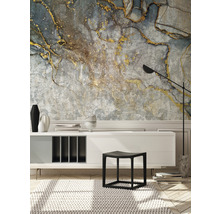 Wohnzimmer mit gemusterter Tapete, Kommode, Hocker und Stehlampe