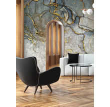 Wohnzimmer mit Sessel, Sofa und dekorativer Wandtapete
