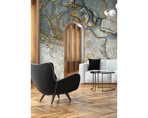 Wohnzimmer mit Sessel, Sofa und dekorativer Wandtapete