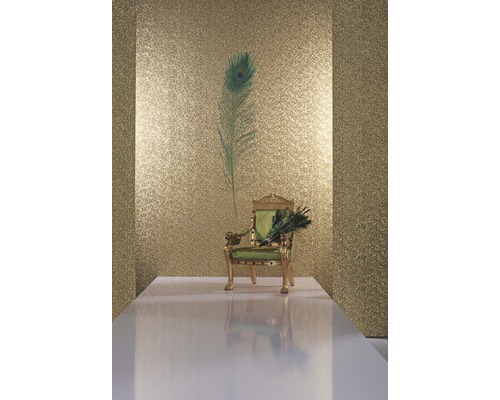 Dekorative Szene mit einem verzierten Stuhl und Pfauenfedern vor einem glitzernden Hintergrund