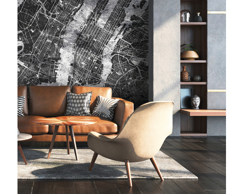Wohnzimmer mit braunem Ledersofa, Sessel und Wandtapete mit Stadtplan