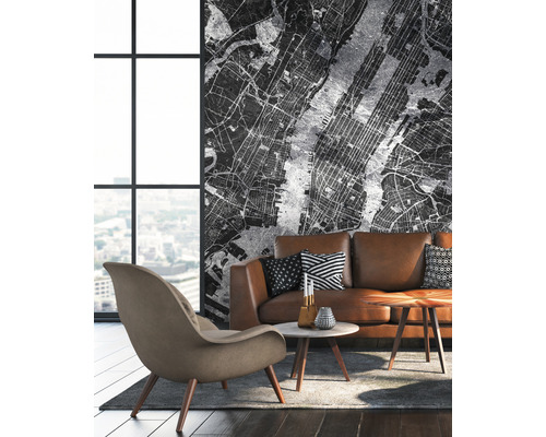 Wohnzimmer mit braunem Sofa, Sessel und Tapete mit Stadtplan
