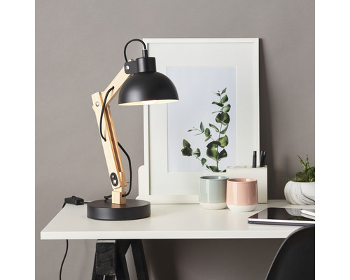 Schreibtischlampe aus Holz und Metall auf einem Schreibtisch