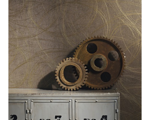 Dekorative Zahnräder auf einem Metallschrank vor einer Wandtapete