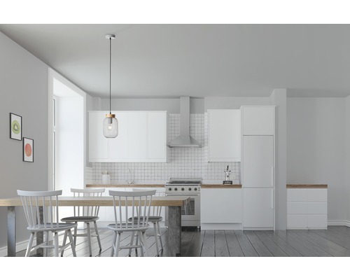 Helle Küche mit Esstisch und einer Hängeleuchte im Einmachglas-Design