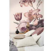 Schlafzimmer mit floraler Fototapete, Bett und Dekoration