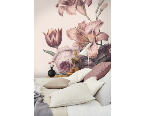 Schlafzimmer mit floraler Fototapete, Bett und Dekoration