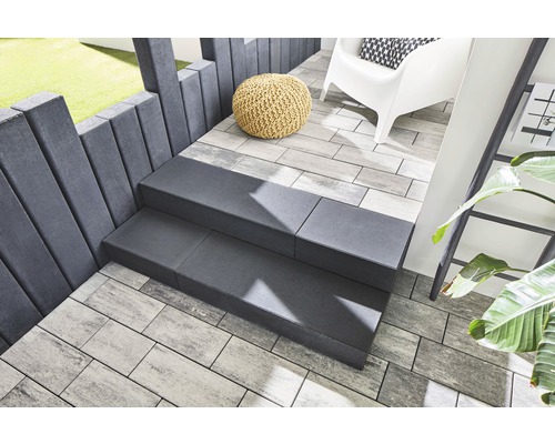 Terrassengestaltung mit Pflastersteinen, Stufen und Sichtschutz