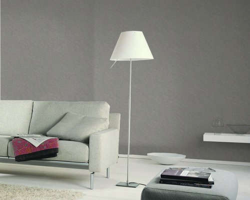 Wohnzimmer mit grauer Struktur Tapete, Stehlampe und Sofa