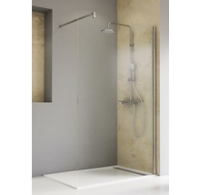 Ebenerdige Dusche mit Duschwand und Duschkopf