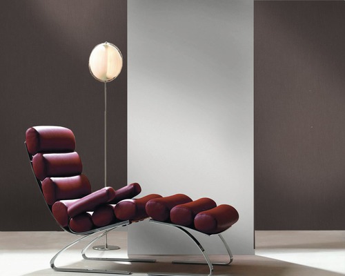 Chaiselongue mit Polsterrollen und Stehlampe