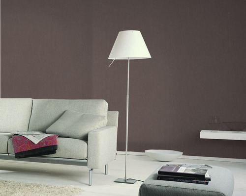 Wohnzimmer mit Sofa, Stehlampe und Beistelltisch für eine helle, einladende Atmosphäre