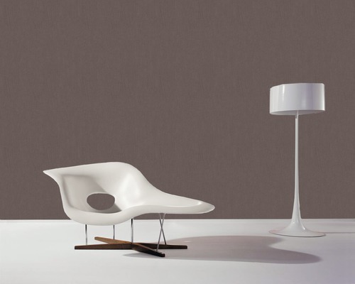 Szene mit Loungesessel aus Kunststoff, Metall und Holz sowie Stehlampe