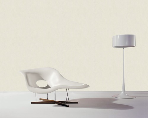 Szene mit Design-Sessel mit Holzfuß und Stehlampe